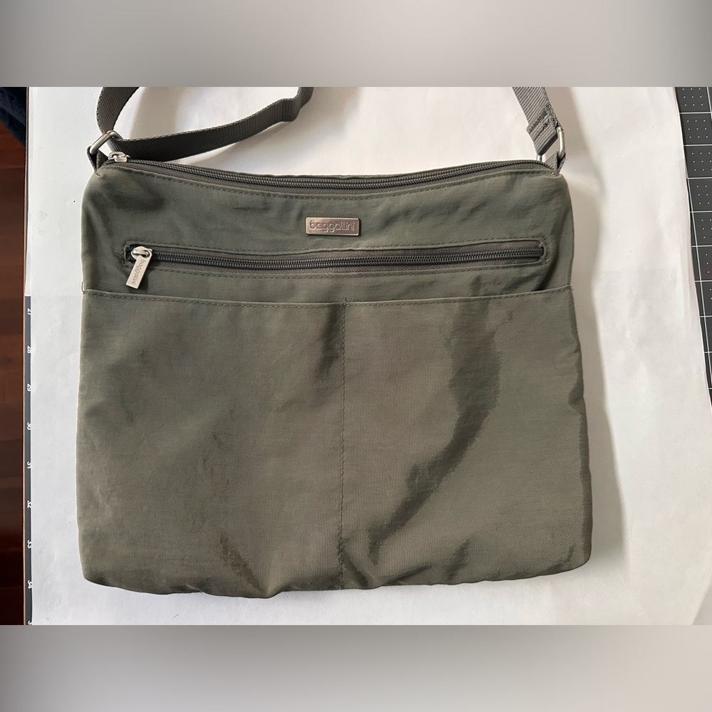 baggallini crossbody Travel bag grey 3 zip 12.5x11